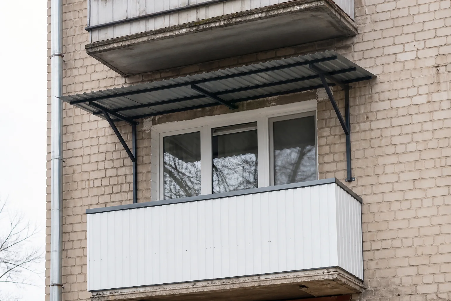 Визуализация локального металлического козырька над открытым балконом