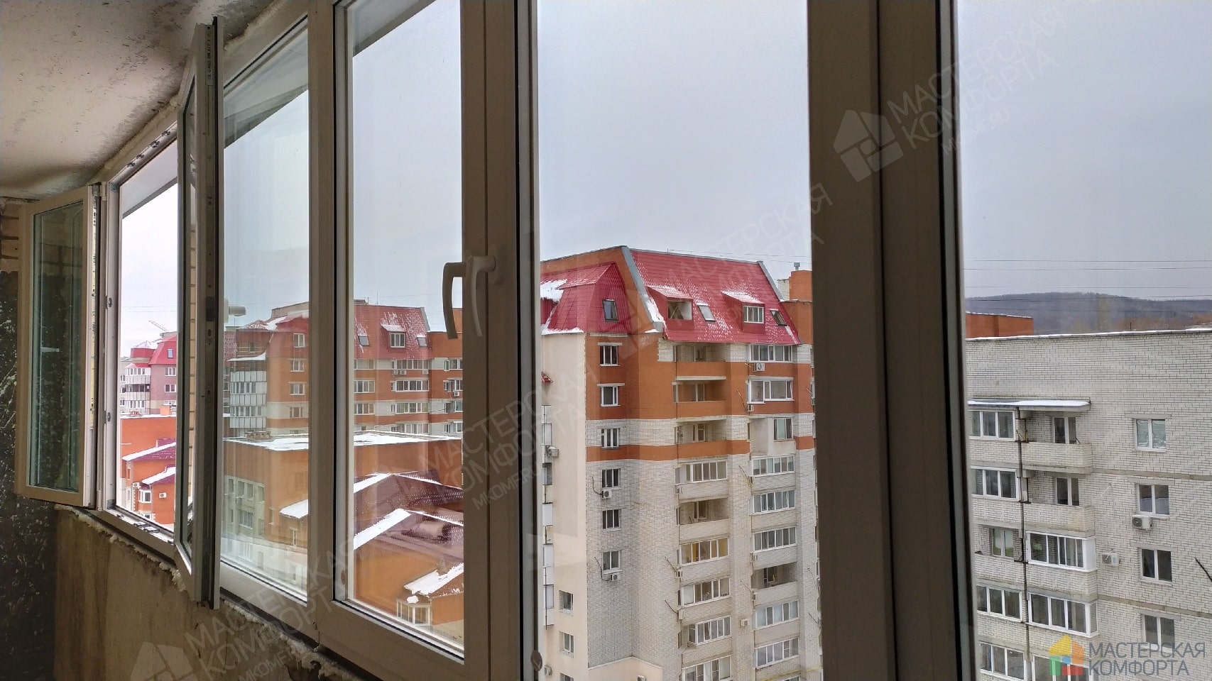 ПВХ-остекление длинной лоджии в Саратове, вид изнутри