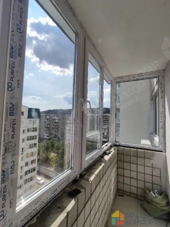 В новостройке выполнены работы по остеклению углового балкона. Основная задача проекта — н