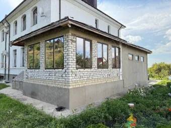 В пристройке частного дома выполнены работы по монтажу новых окон и дверей. Проект позволи