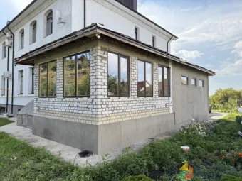 В пристройке к дому завершен комплекс работ по установке новых оконных и дверных конструкц