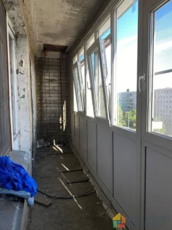 В квартире выполнили остекление панорамной лоджии длиной 6 метров. Для конструкции выбрали