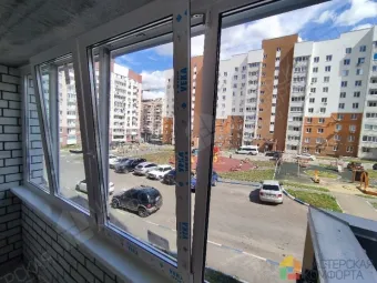 В новой квартире выполнены работы по остеклению лоджии и отделке оконных проемов от застро