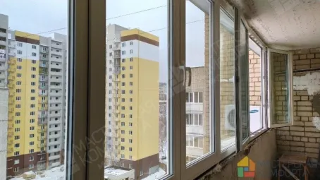 В квартире выполнены работы по замене старого деревянного остекления на новую пластиковую