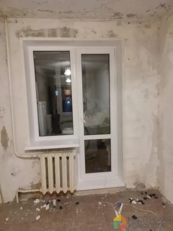 В квартире выполнены работы по замене и установке балконного блока (выхода на балкон) с ко