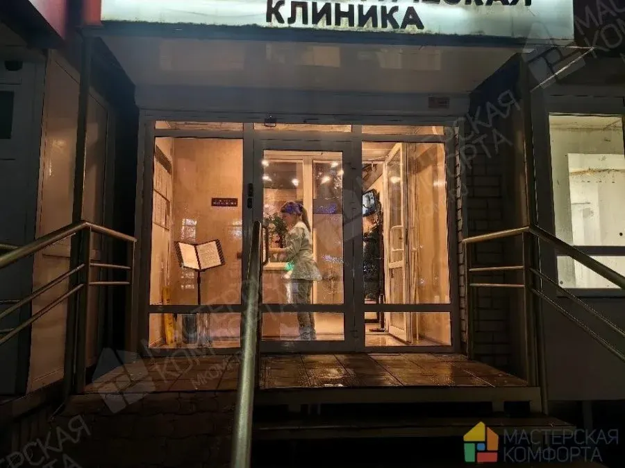Алюминиевая входная группа клиники на улице Фридриха Энгельса в Энгельсе