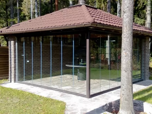 Безрамное остекление беседки