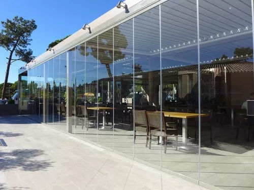 Безрамное остекление ресторанов