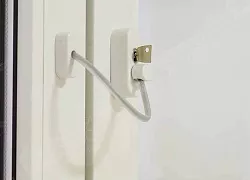 Детский замок с тросиком белый Детский замок с тросиком белый